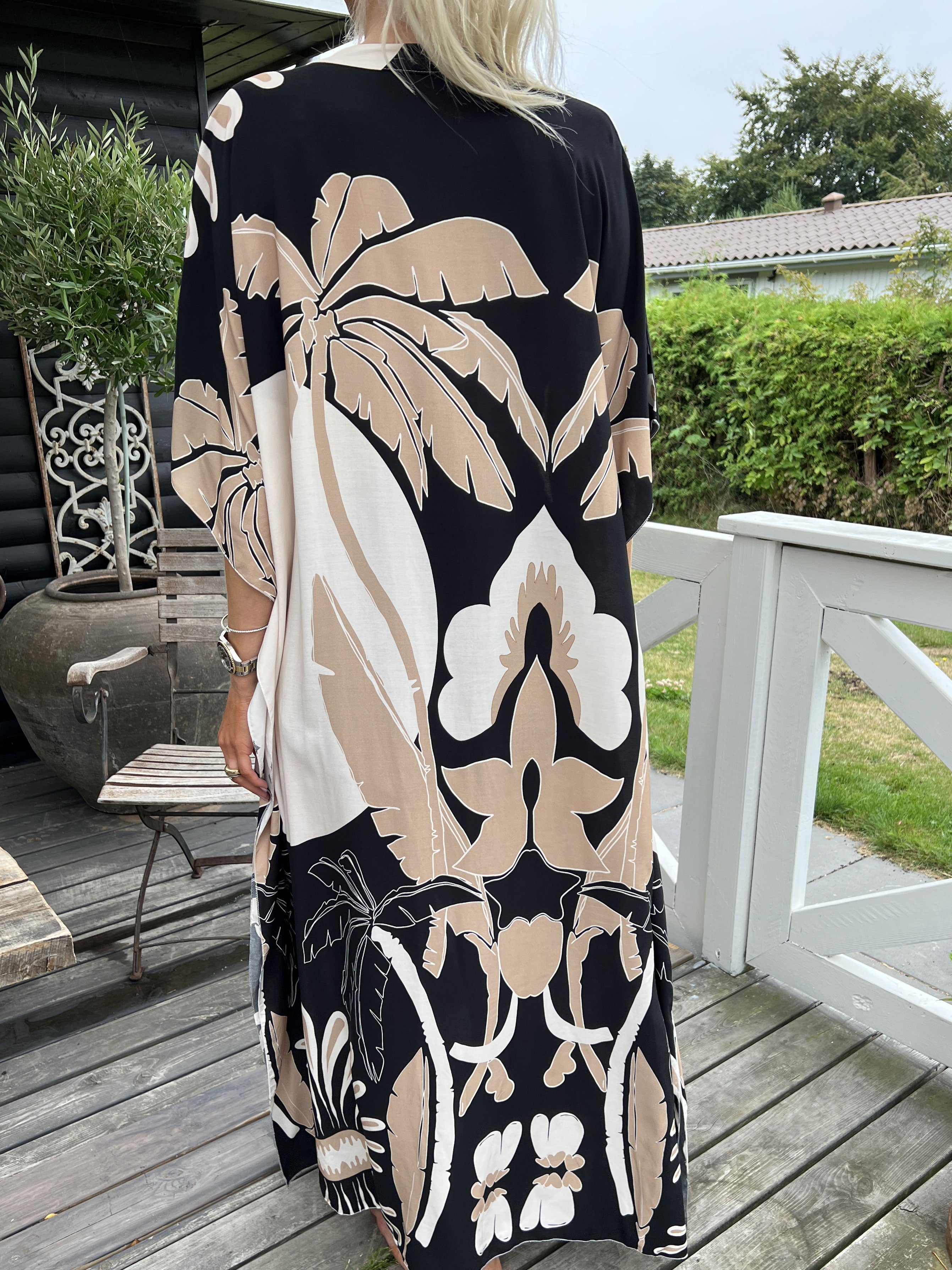 Ilya - Lång lös klänning med stort bladmönster